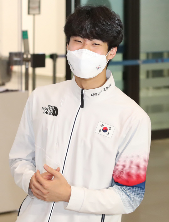 2020 도쿄올림픽에 참가한 수영의 황선우가 1일 오후 영종도 인천국제공항을 통해 귀국하며 환하게 웃고 있다. <연합뉴스>